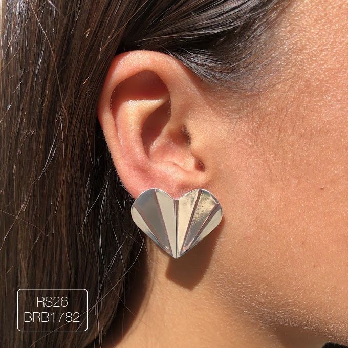 Brinco Coração Dobrado Liso Prateado